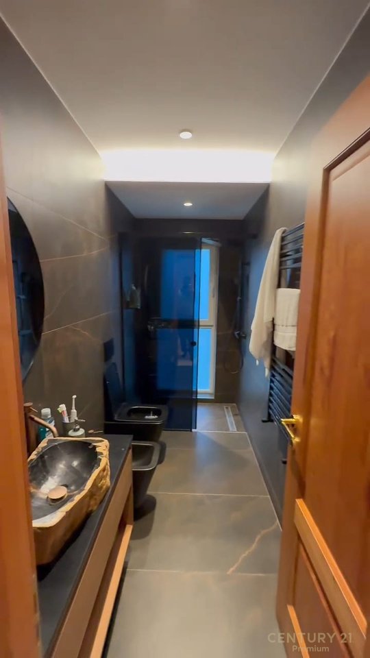 JEPET ME QERA VILË 2-KATËSHE ME PISHINË!