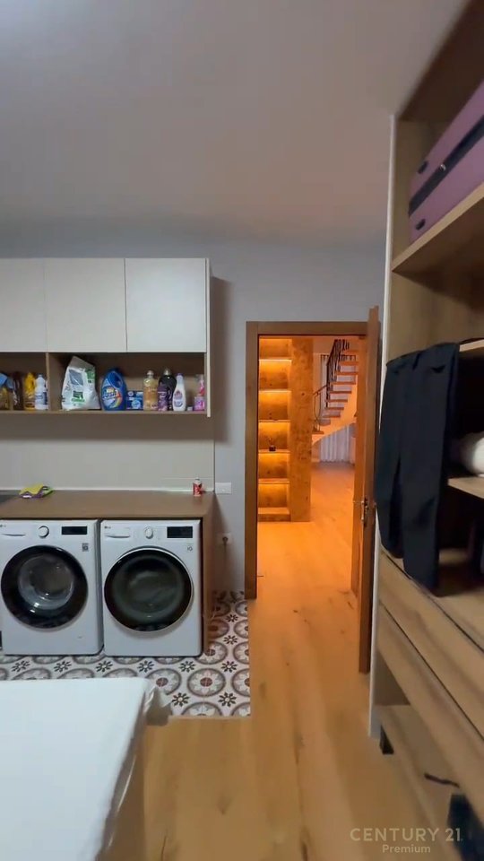 JEPET ME QERA VILË 2-KATËSHE ME PISHINË!