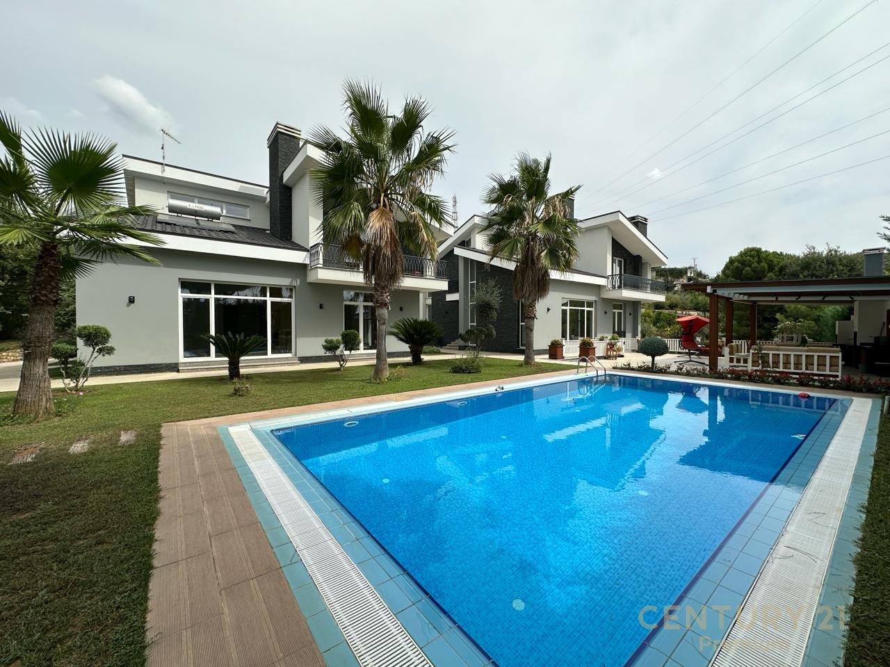 JEPET ME QERA VILË 2-KATËSHE ME PISHINË!