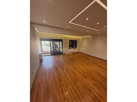 Jepet me qira apartament 3+1+2 prane Ring Center!