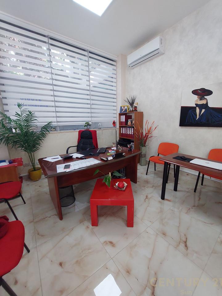 Shitet Dyqan / Zyrë te Ish Ekspozita !