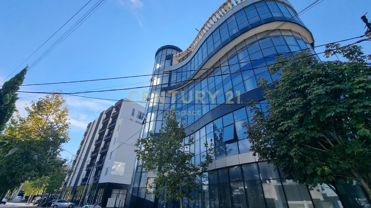 Hapësirë multifunksionale me qira në Kamëz, kati 0 buze rruge me 1800€!