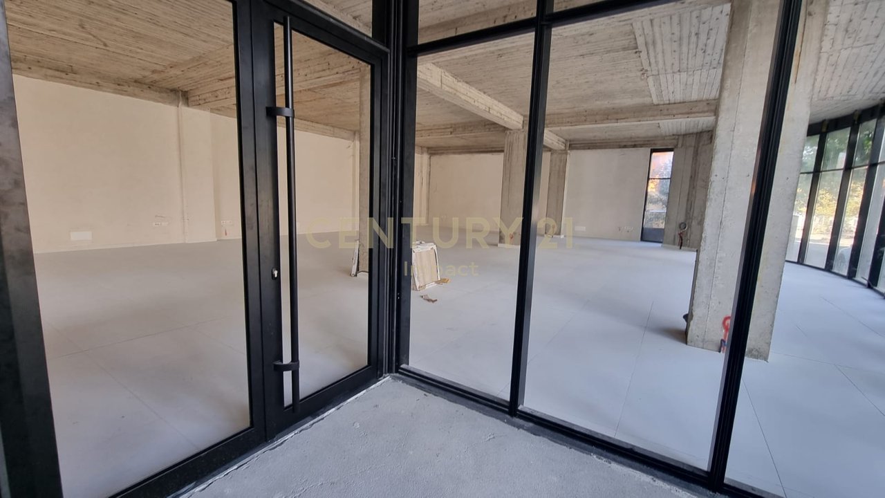 Hapësirë multifunksionale me qira në Kamëz, kati 0 buze rruge me 1800€!