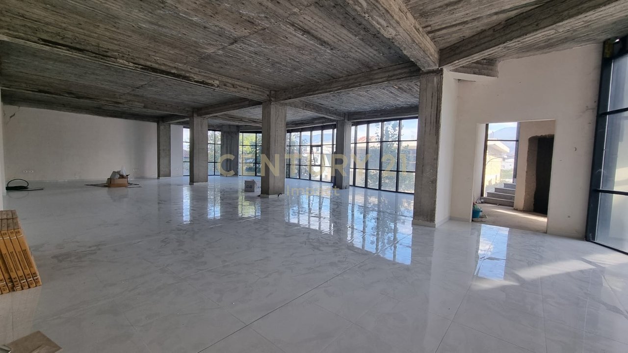 Hapësirë multifunksionale me qira në Kamëz, buze rruge me 4500€ !