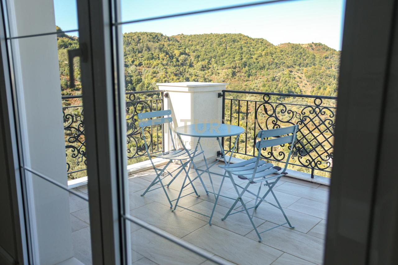 VILE LUKSOZE ME QIRA, LIQENI I THATE, TIRANE!