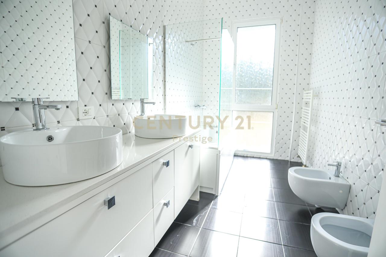 VILE LUKSOZE ME QIRA, LIQENI I THATE, TIRANE!