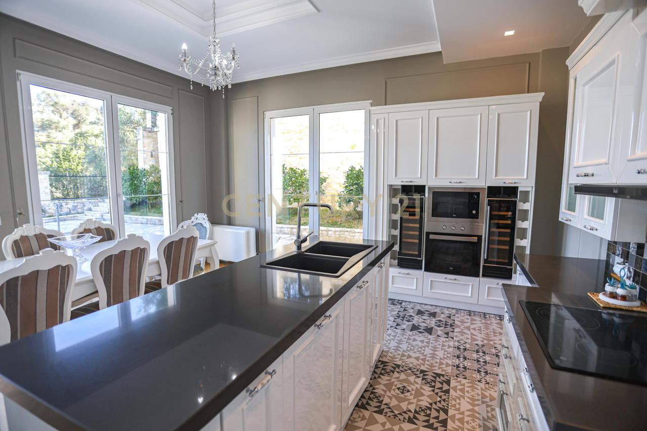 VILE LUKSOZE ME QIRA, LIQENI I THATE, TIRANE!