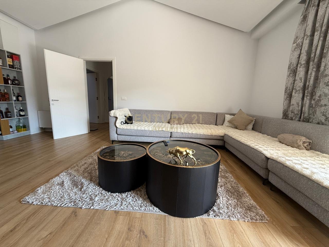 JEPET ME QIRA APARTAMENT 3+1+2+VERANDE+3 POSTE PARKIMI !