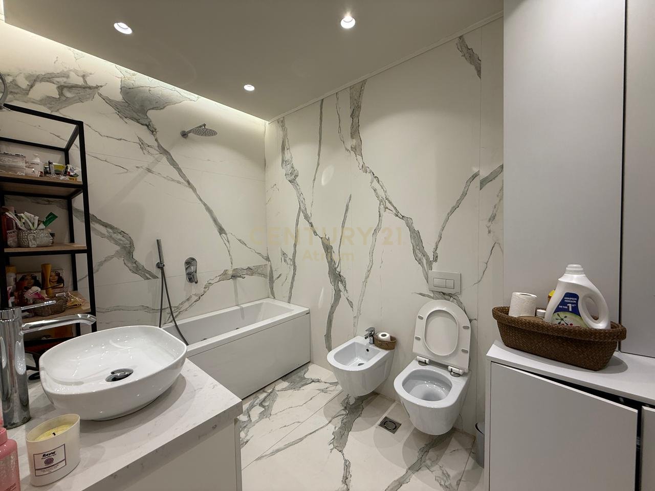 JEPET ME QIRA APARTAMENT 3+1+2+VERANDE+3 POSTE PARKIMI !