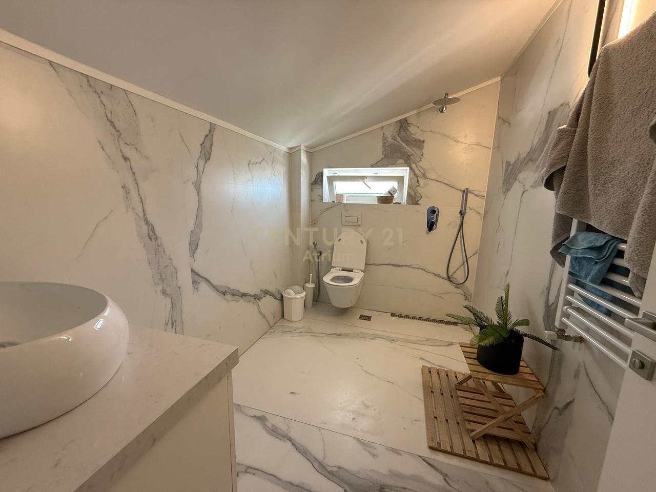 JEPET ME QIRA APARTAMENT 3+1+2+VERANDE+3 POSTE PARKIMI !