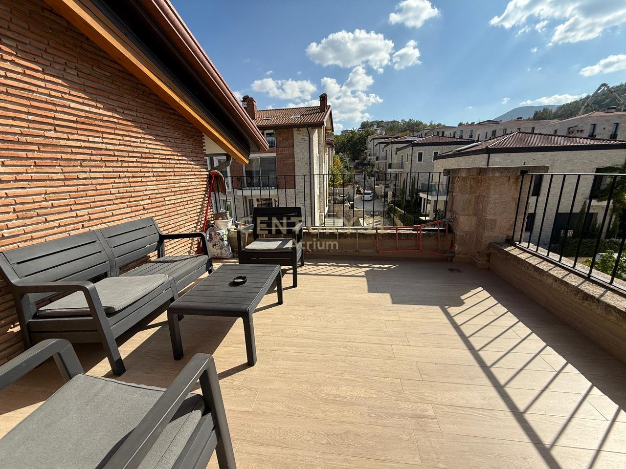 JEPET ME QIRA APARTAMENT 3+1+2+VERANDE+3 POSTE PARKIMI !