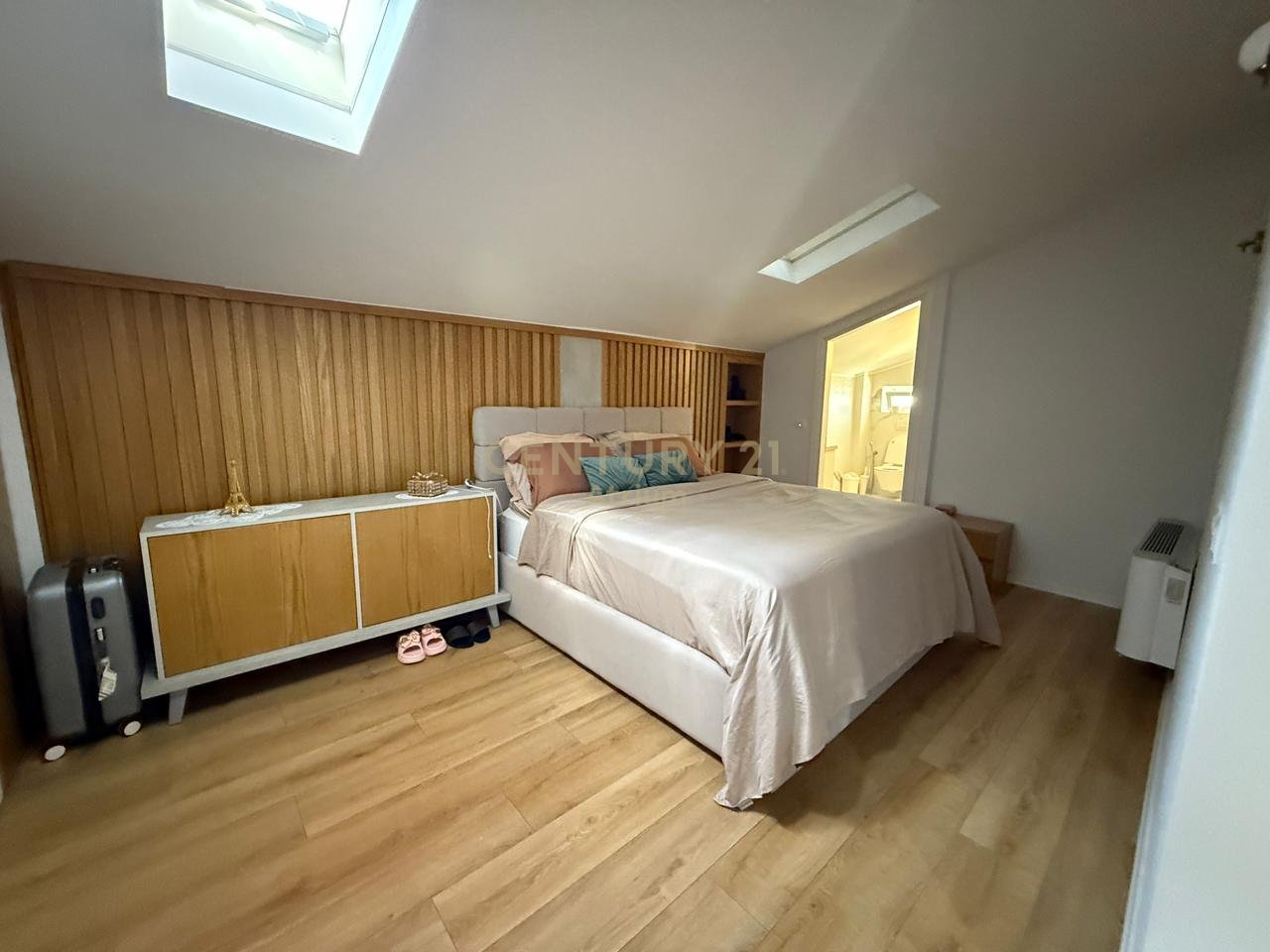 JEPET ME QIRA APARTAMENT 3+1+2+VERANDE+3 POSTE PARKIMI !