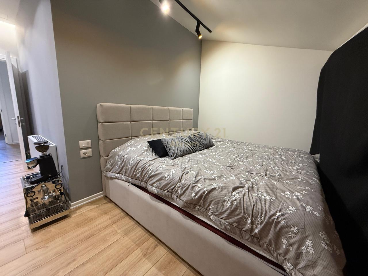 JEPET ME QIRA APARTAMENT 3+1+2+VERANDE+3 POSTE PARKIMI !