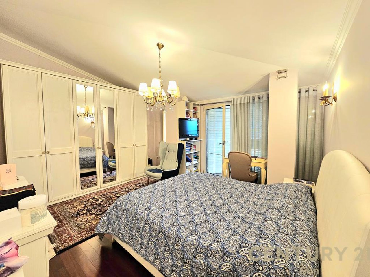 PENTHOUSE FOR SALE NEAR THE DRY LAKE.