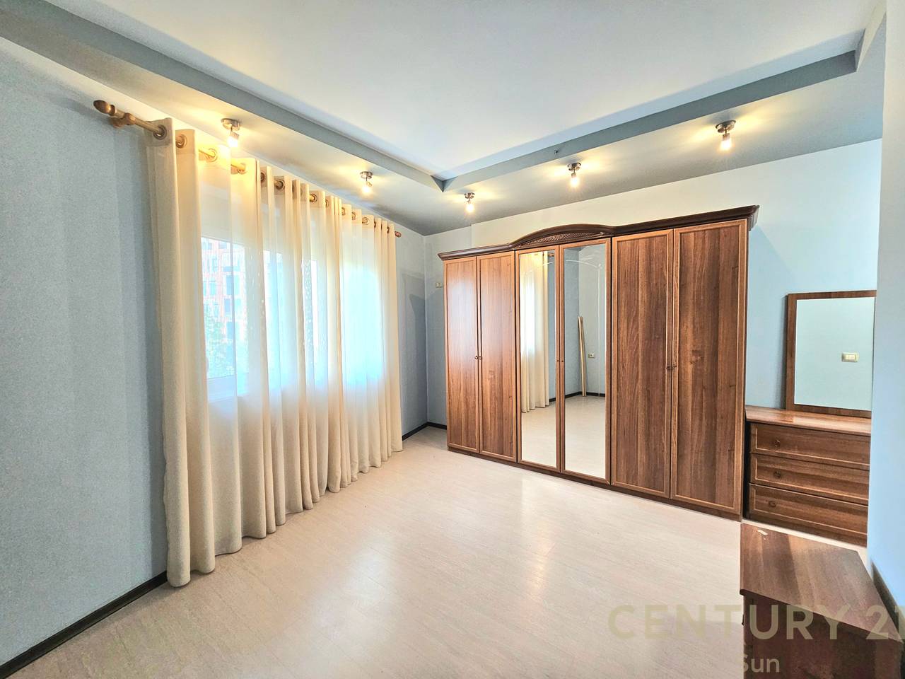 APARTAMENT 2+1 PER QIRA NE UNAZEN E RE