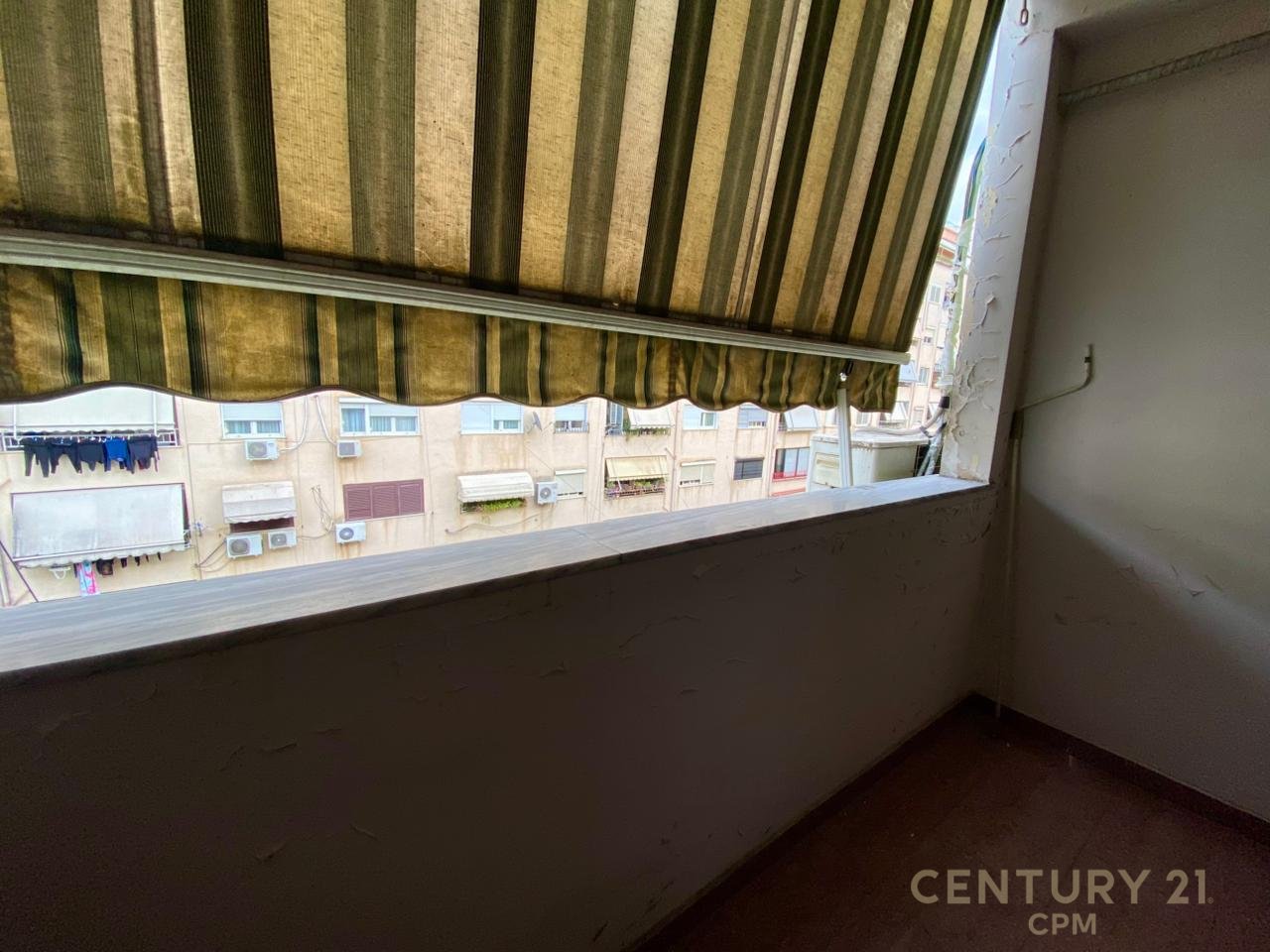 PRANE GJIMNAZIT PETRO NINI SHESIM APARTAMENT 2+1+AMBIENT GATIMI I VECUAR