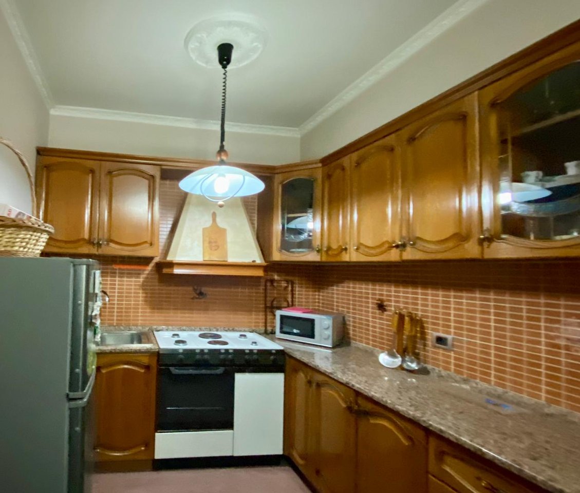 PRANE GJIMNAZIT PETRO NINI SHESIM APARTAMENT 2+1+AMBIENT GATIMI I VECUAR