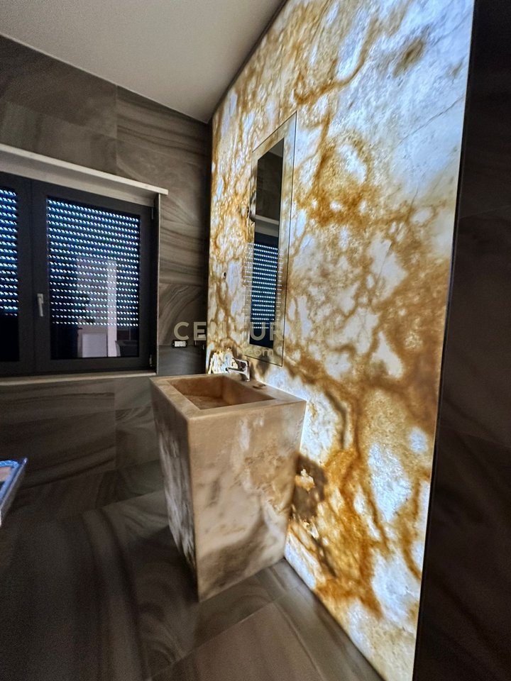 Jepet me qira apartament luksoz 1+1 tek Ring Center – Tiranë