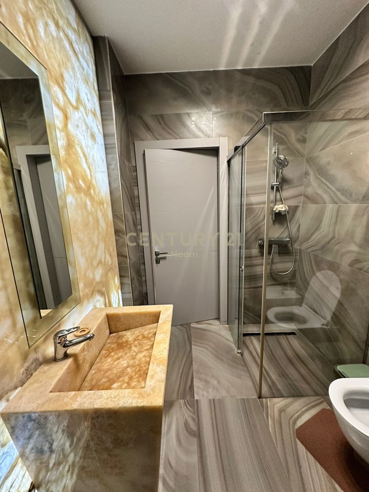 Jepet me qira apartament luksoz 1+1 tek Ring Center – Tiranë