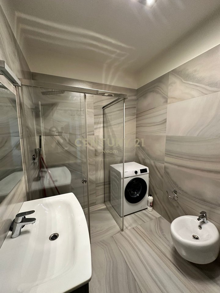 Jepet me qira apartament luksoz 1+1 tek Ring Center – Tiranë