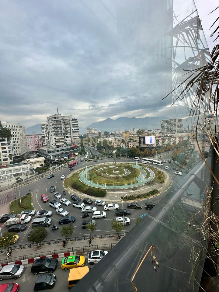 Jepet me qira apartament luksoz 1+1 tek Ring Center – Tiranë