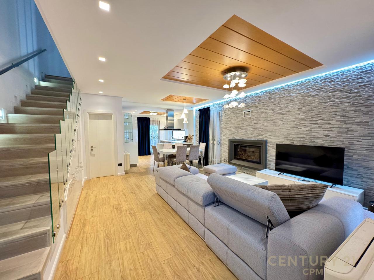 VILE MODERNE ME QIRA NE REZIDENCEN COLOMBO 2, PRANE TEG, 3+1+3 DHE 3 POSTE PARKIMI!