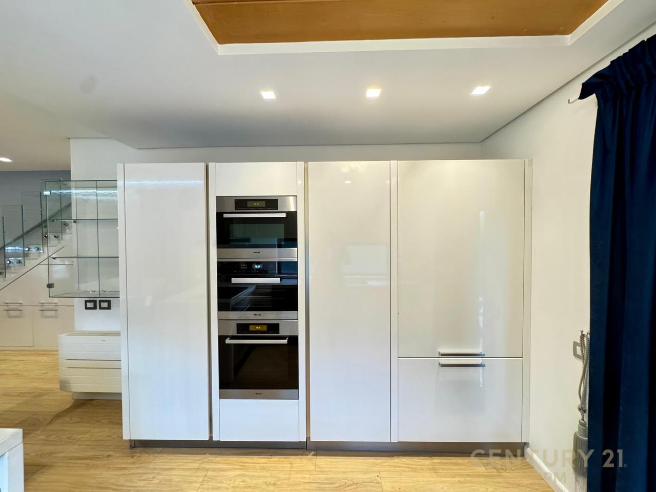 VILE MODERNE ME QIRA NE REZIDENCEN COLOMBO 2, PRANE TEG, 3+1+3 DHE 3 POSTE PARKIMI!