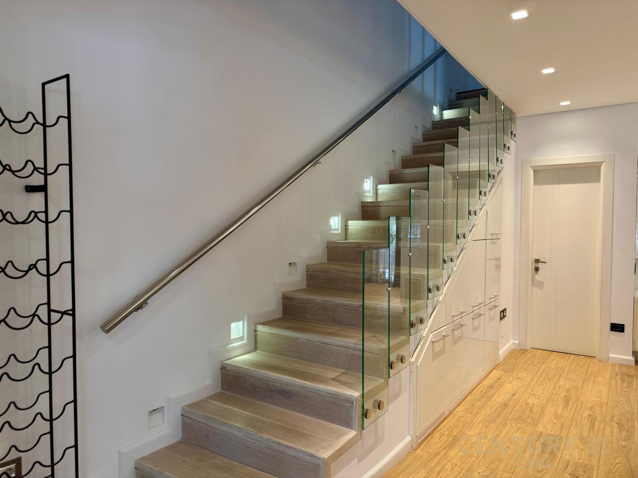 VILE MODERNE ME QIRA NE REZIDENCEN COLOMBO 2, PRANE TEG, 3+1+3 DHE 3 POSTE PARKIMI!