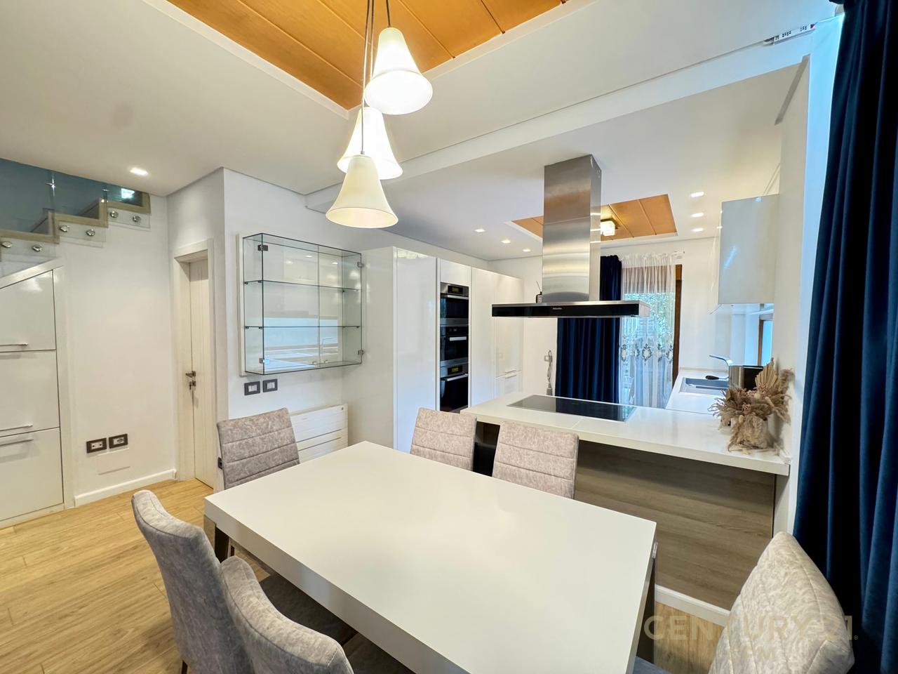 VILE MODERNE ME QIRA NE REZIDENCEN COLOMBO 2, PRANE TEG, 3+1+3 DHE 3 POSTE PARKIMI!