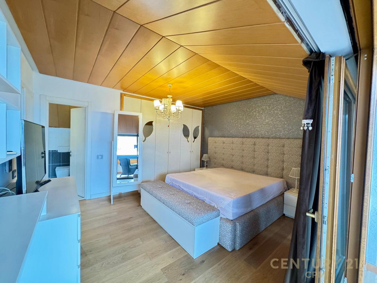 VILE MODERNE ME QIRA NE REZIDENCEN COLOMBO 2, PRANE TEG, 3+1+3 DHE 3 POSTE PARKIMI!