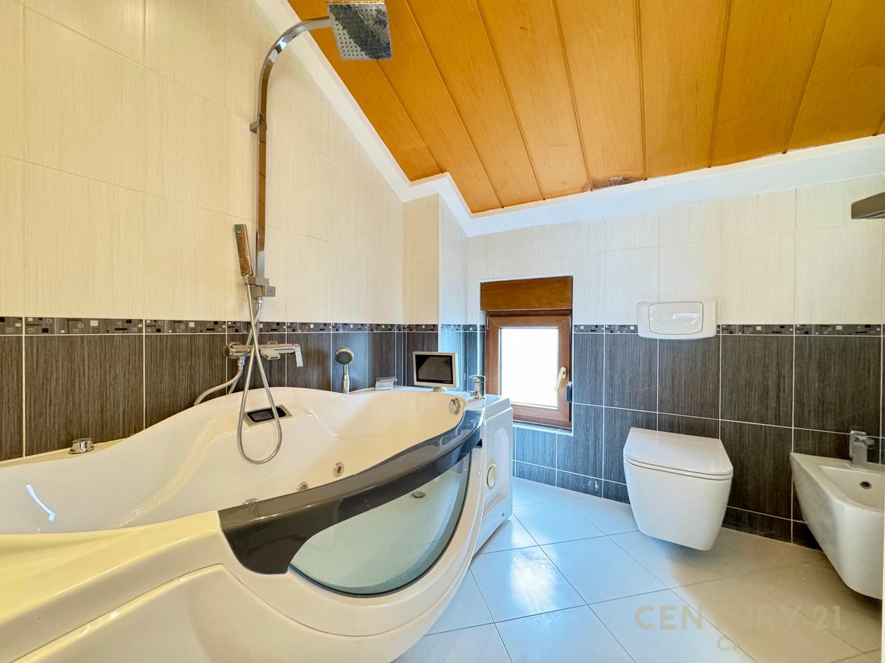 VILE MODERNE ME QIRA NE REZIDENCEN COLOMBO 2, PRANE TEG, 3+1+3 DHE 3 POSTE PARKIMI!