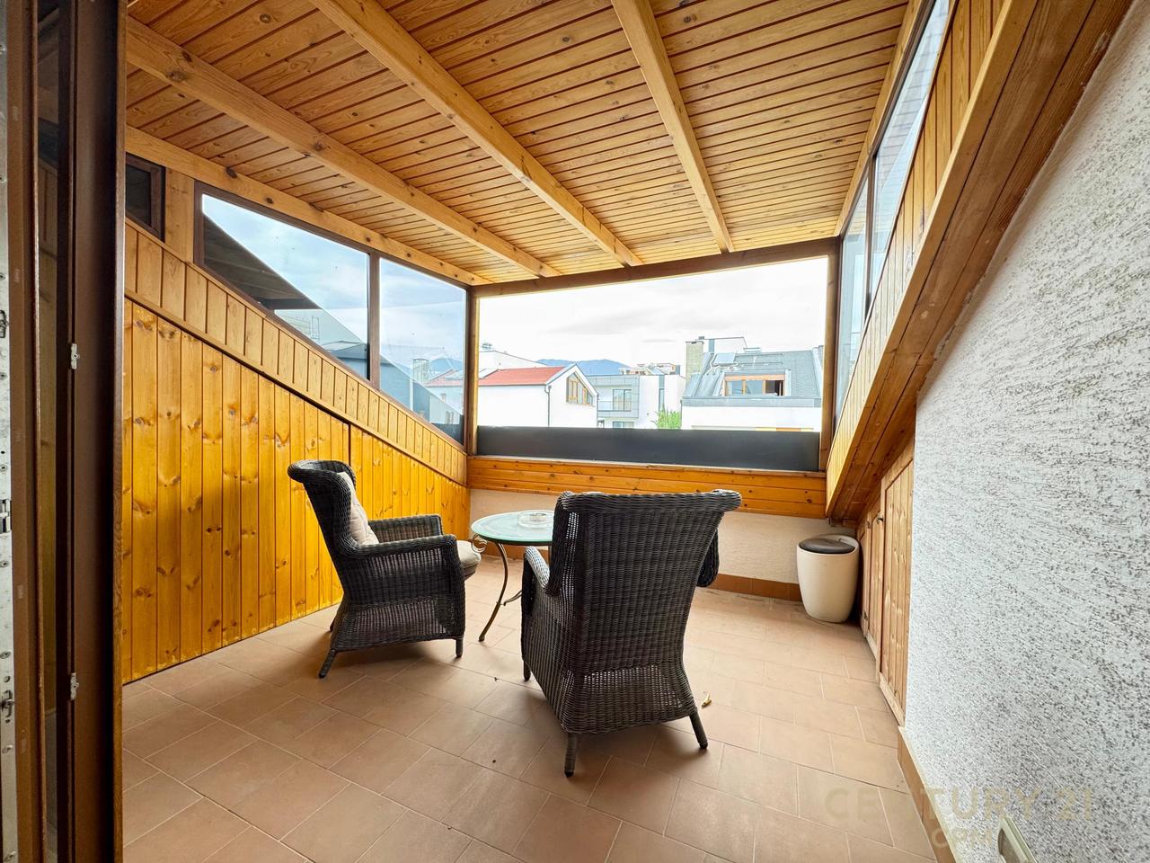 VILE MODERNE ME QIRA NE REZIDENCEN COLOMBO 2, PRANE TEG, 3+1+3 DHE 3 POSTE PARKIMI!