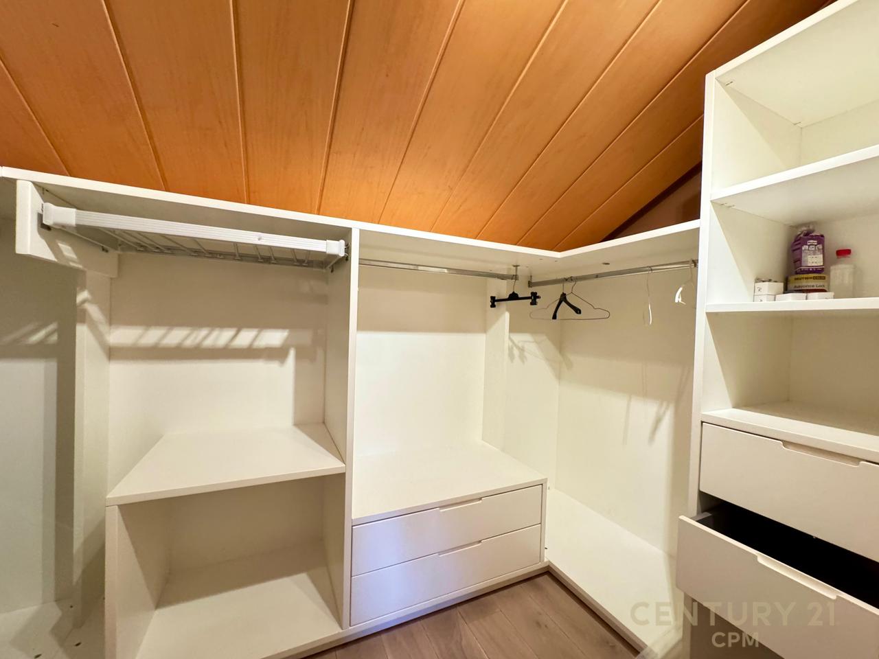 VILE MODERNE ME QIRA NE REZIDENCEN COLOMBO 2, PRANE TEG, 3+1+3 DHE 3 POSTE PARKIMI!