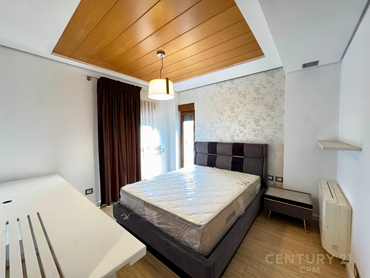 VILE MODERNE ME QIRA NE REZIDENCEN COLOMBO 2, PRANE TEG, 3+1+3 DHE 3 POSTE PARKIMI!