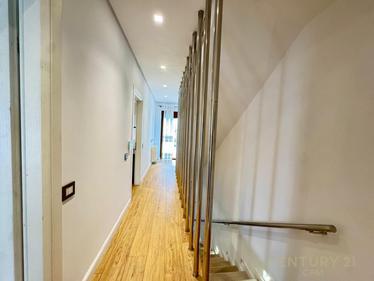 VILE MODERNE ME QIRA NE REZIDENCEN COLOMBO 2, PRANE TEG, 3+1+3 DHE 3 POSTE PARKIMI!