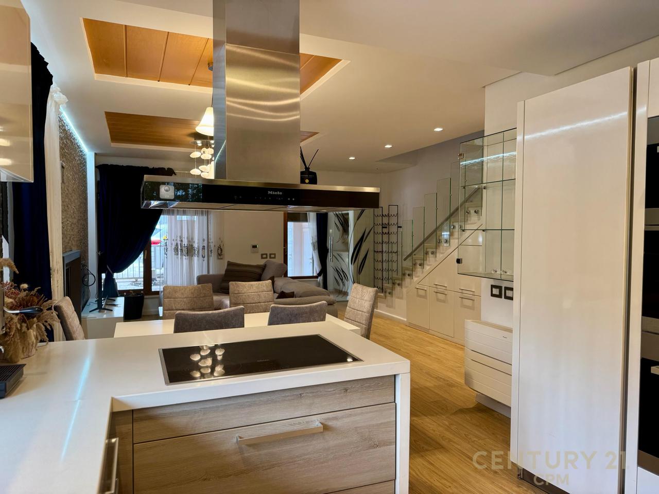 VILE MODERNE ME QIRA NE REZIDENCEN COLOMBO 2, PRANE TEG, 3+1+3 DHE 3 POSTE PARKIMI!