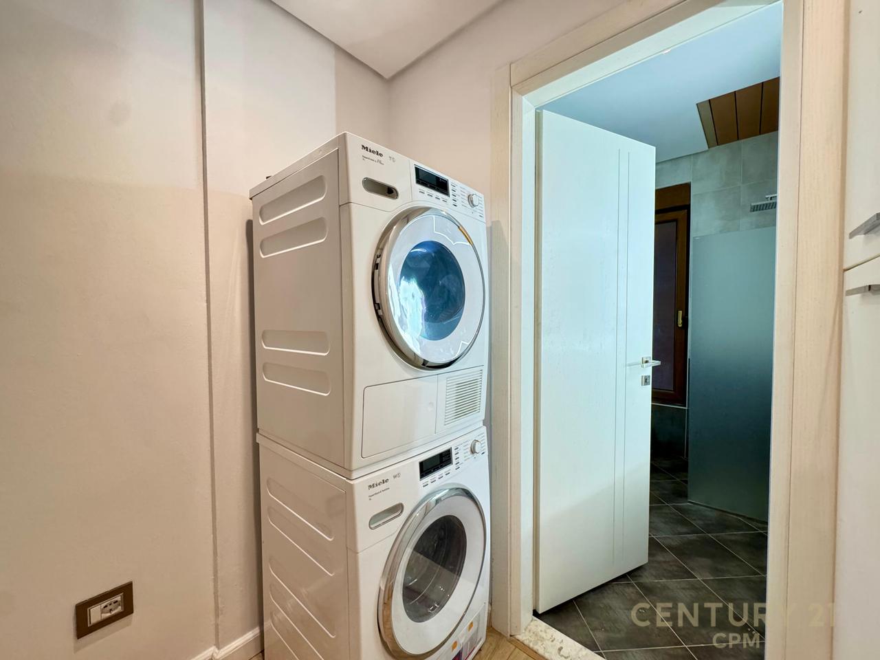 VILE MODERNE ME QIRA NE REZIDENCEN COLOMBO 2, PRANE TEG, 3+1+3 DHE 3 POSTE PARKIMI!