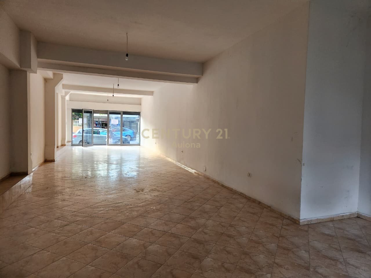 SHOP FOR SALE IN VLORE