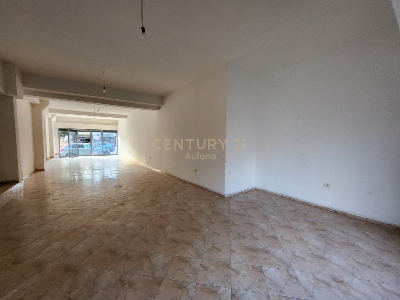 SHOP FOR SALE IN VLORE