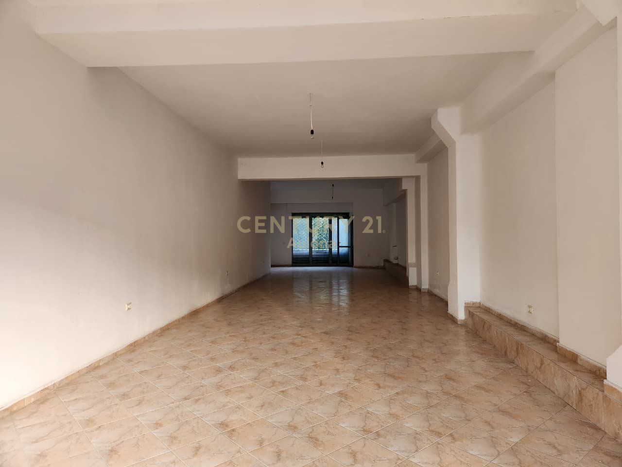 SHOP FOR SALE IN VLORE