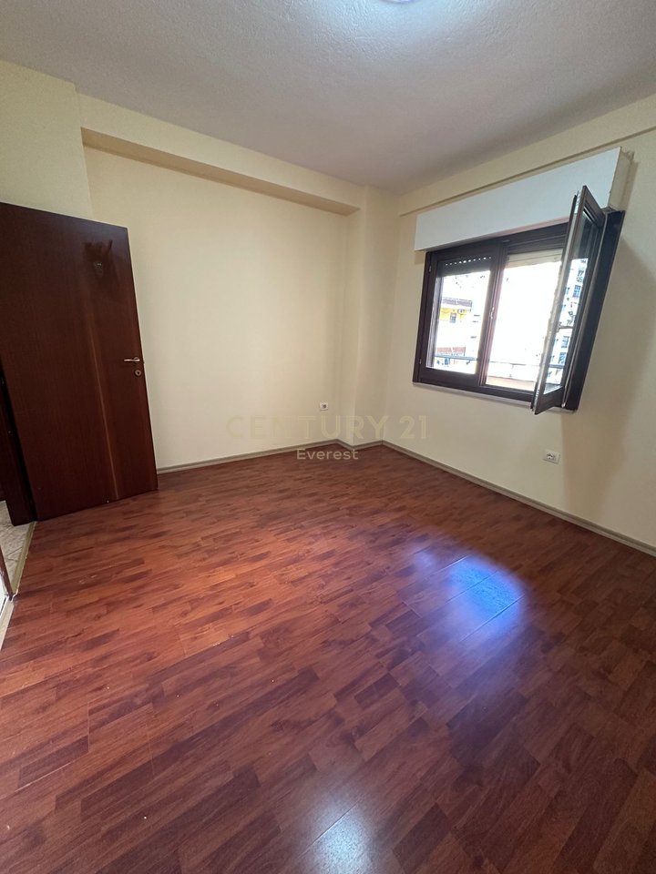 KOMUNA E PARISIT, OFFICE FOR RENT