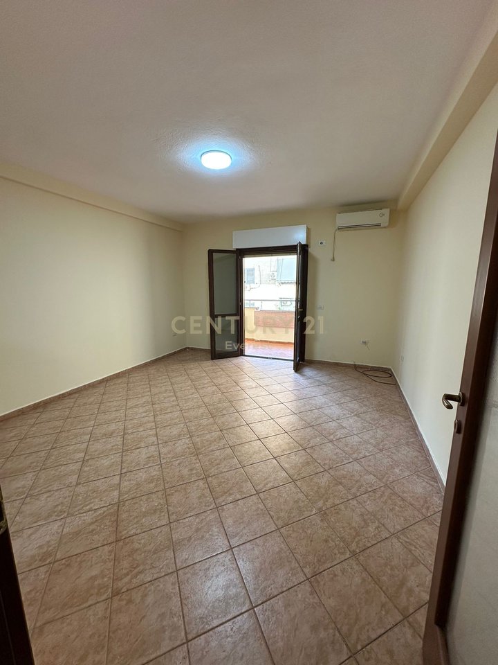 KOMUNA E PARISIT, OFFICE FOR RENT
