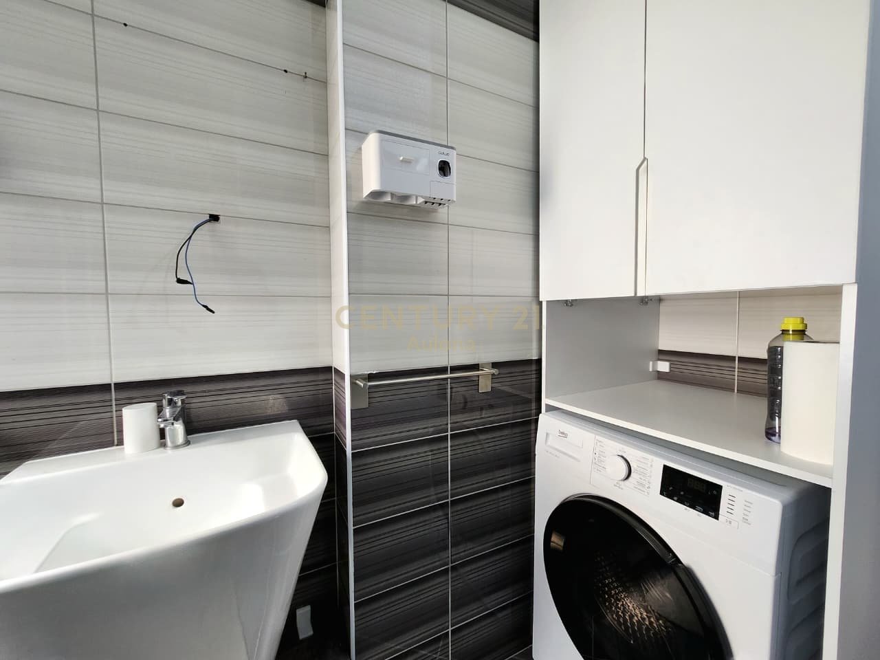 Apartament 2+1 me Qira në Hyrje të Lungomare 1