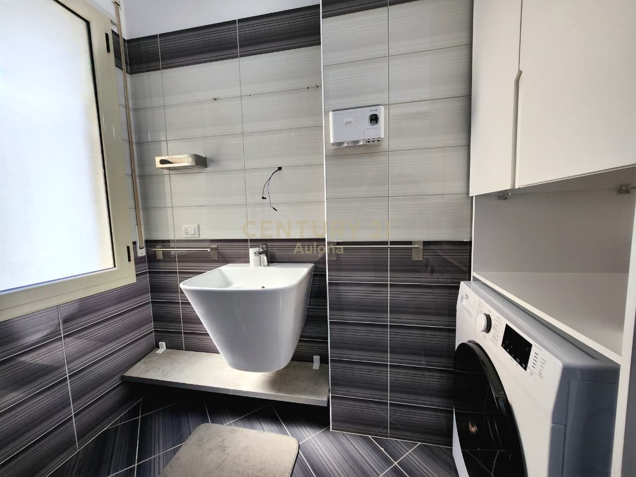 Apartament 2+1 me Qira në Hyrje të Lungomare 1