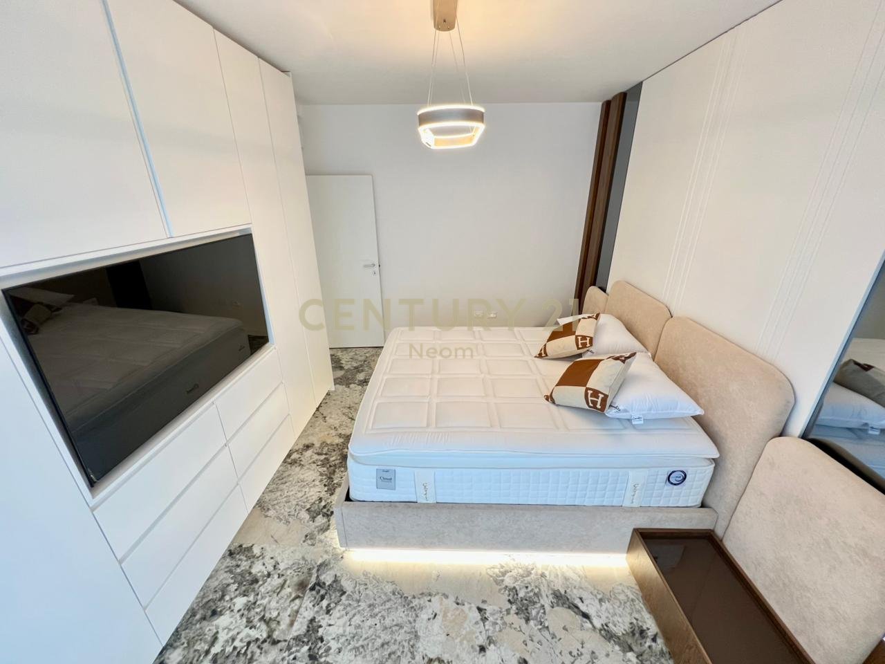 QIRA, APARTAMENT DELUXE 1+1 me POST PARKIMI & PAMJE‼️