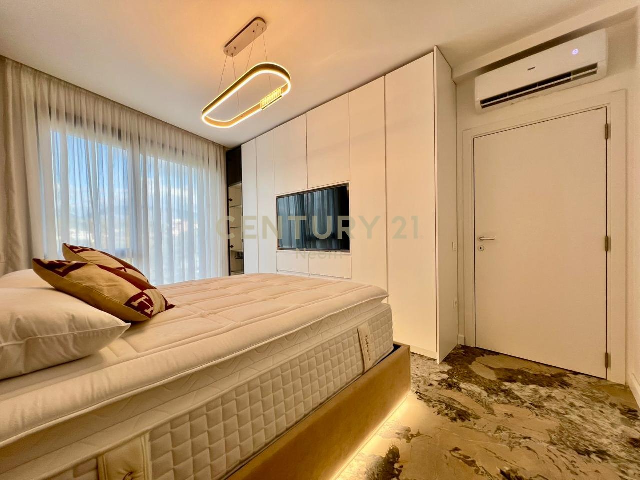 QIRA, APARTAMENT DELUXE 1+1 me POST PARKIMI & PAMJE‼️