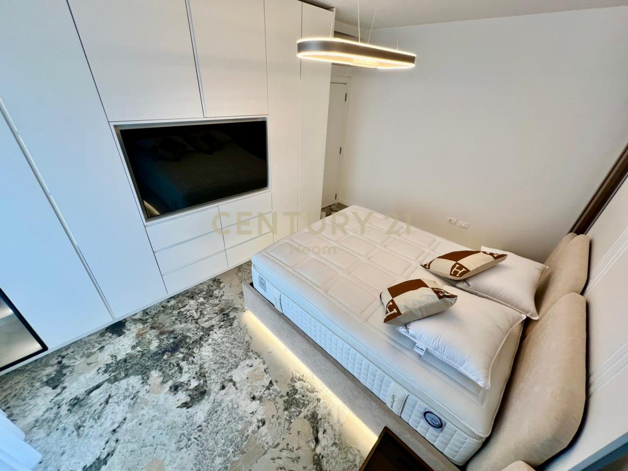 QIRA, APARTAMENT DELUXE 1+1 me POST PARKIMI & PAMJE‼️