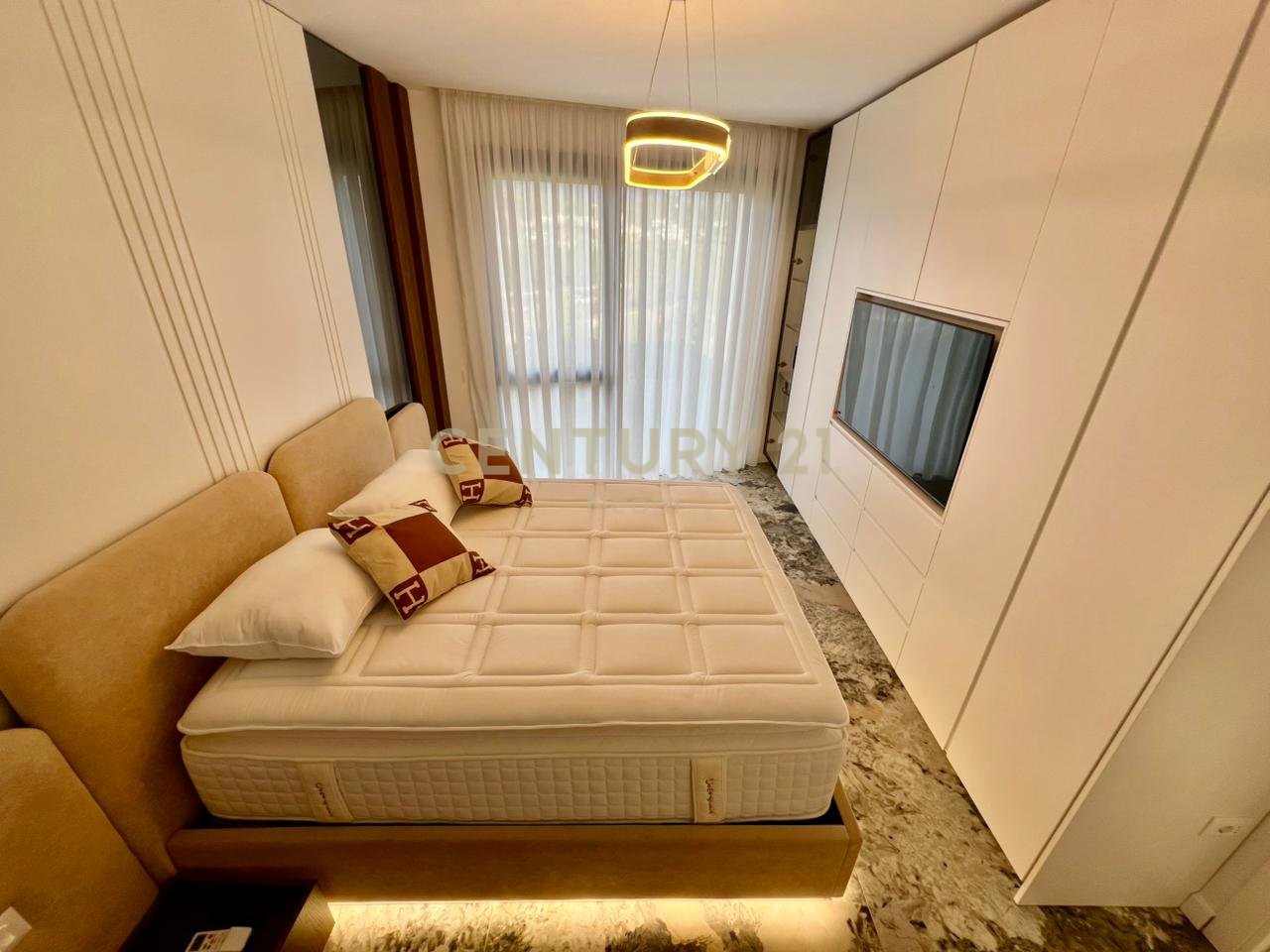 QIRA, APARTAMENT DELUXE 1+1 me POST PARKIMI & PAMJE‼️