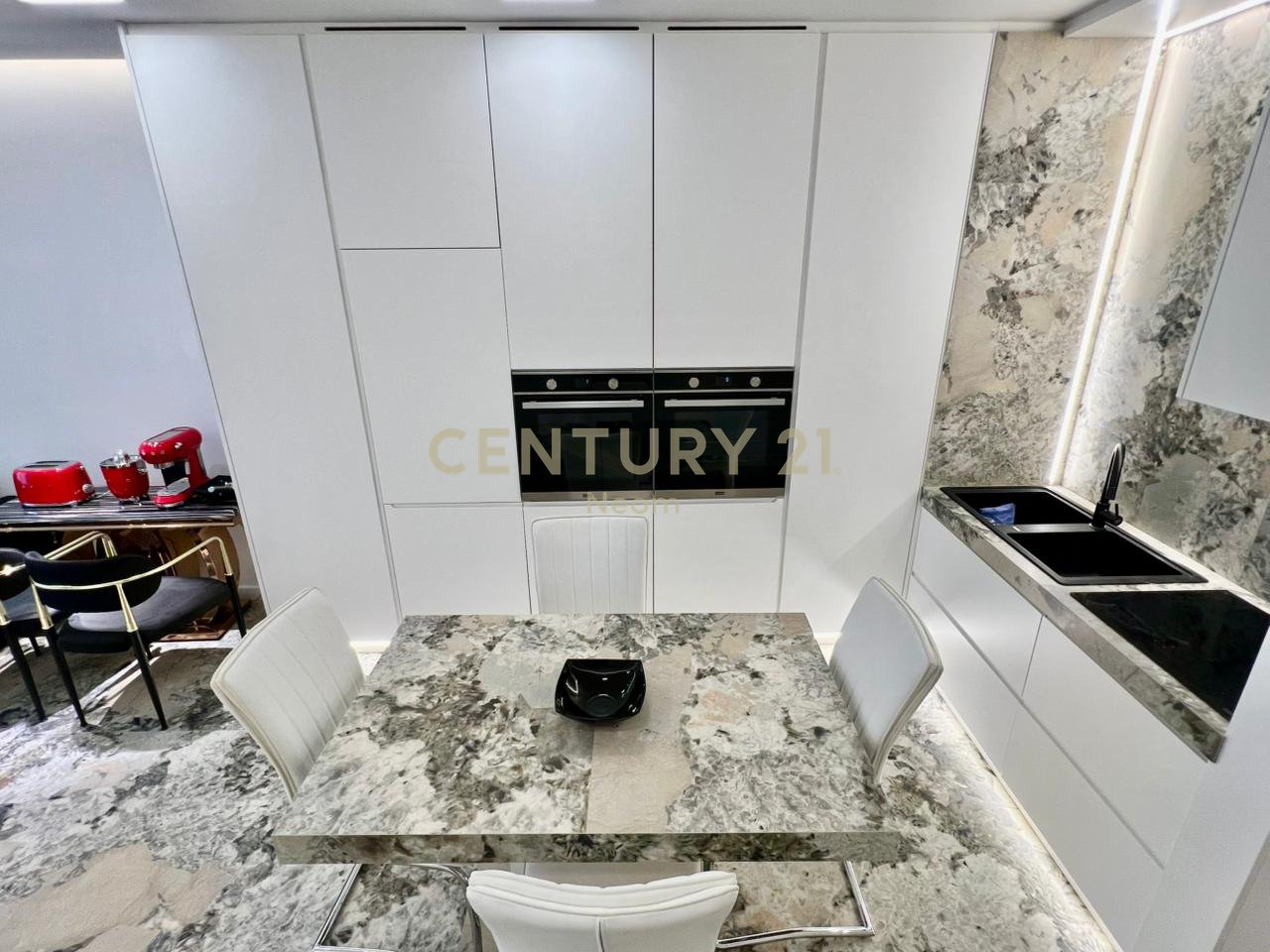 QIRA, APARTAMENT DELUXE 1+1 me POST PARKIMI & PAMJE‼️