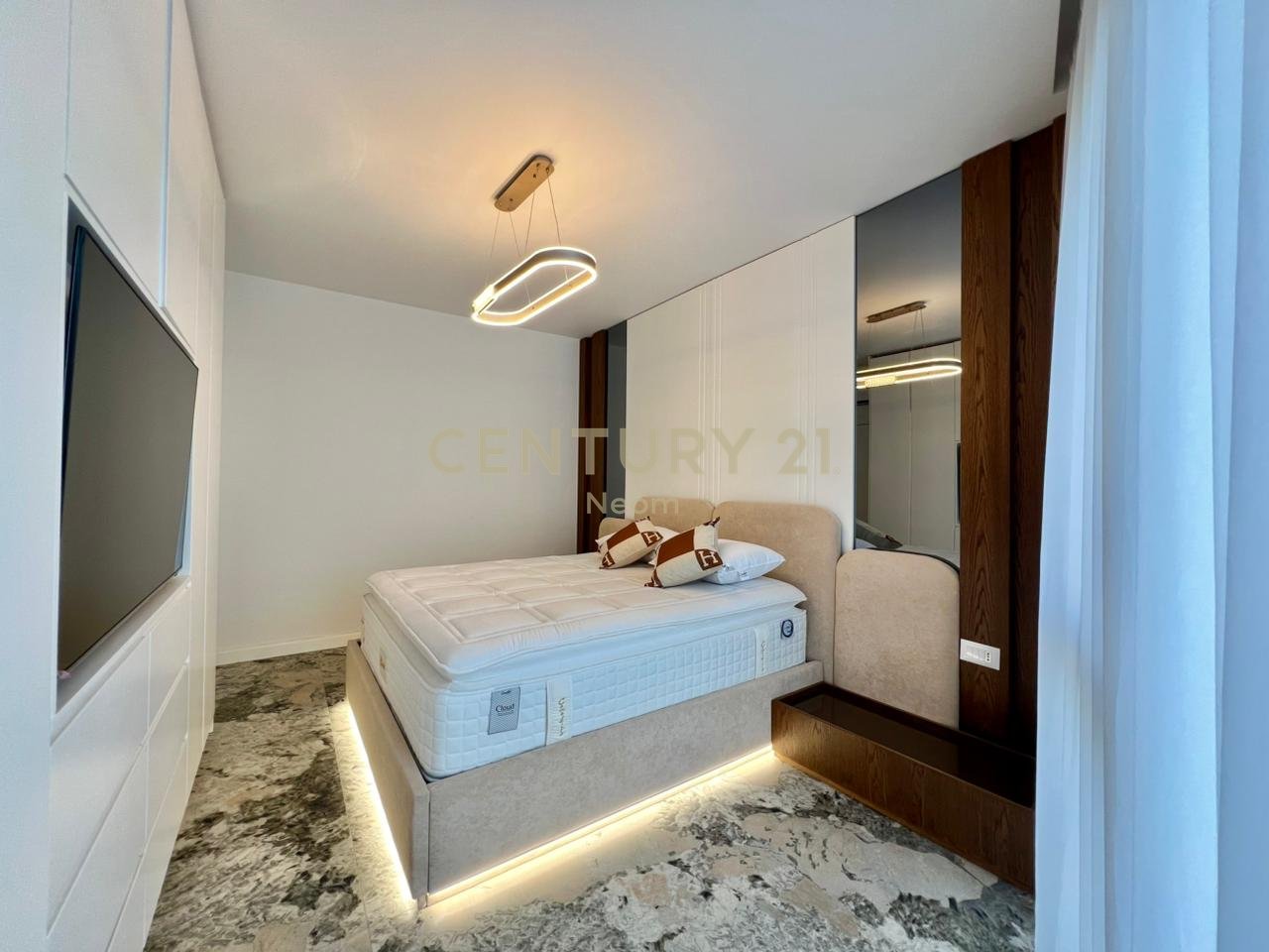 QIRA, APARTAMENT DELUXE 1+1 me POST PARKIMI & PAMJE‼️